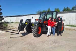 maszyna firmy bobcat w trakcie pracy