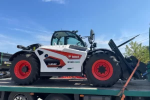 maszyna firmy bobcat w trakcie pracy