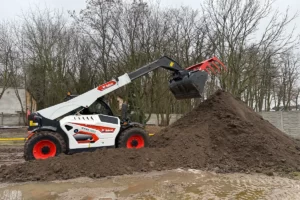 maszyna firmy bobcat w trakcie pracy